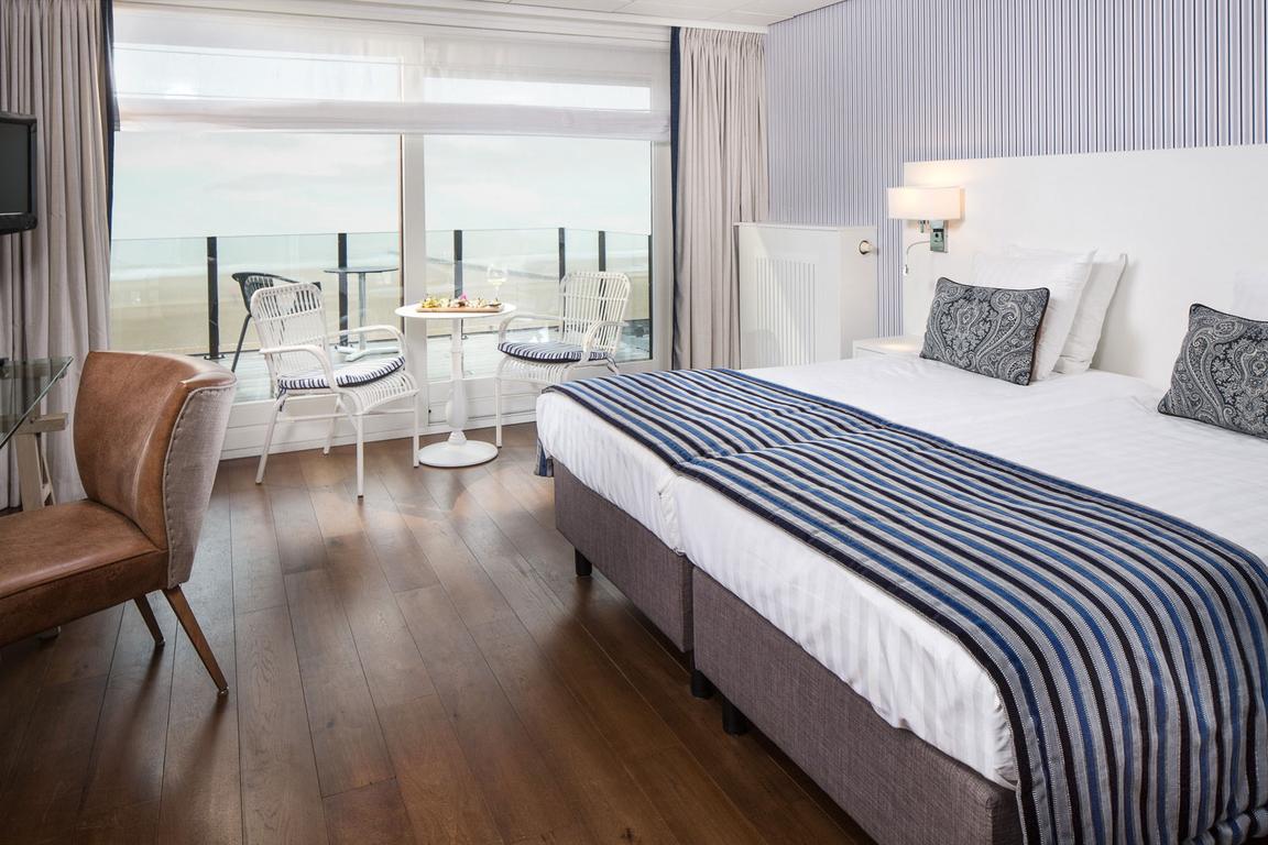 Top-Blick vom Superior-Doppelzimmer mit Seesicht: Komfort und Luxus im Hotel de Blanke Top Cadzand-Bad