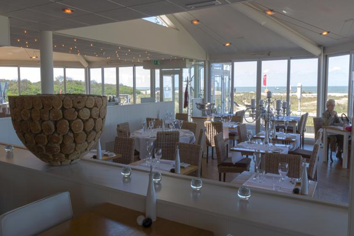 Restaurant und Terrasse mit Blick auf Dünen und Meer im "Beach Hotel & Spa Noordzee" in Cadzand-Bad